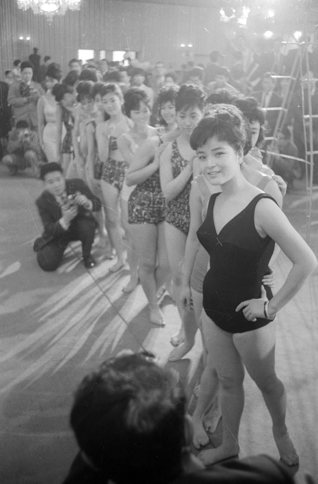 1962年3月23日、暖房入りホールで行われた松竹スター水着撮影会。先頭は倍賞千恵子