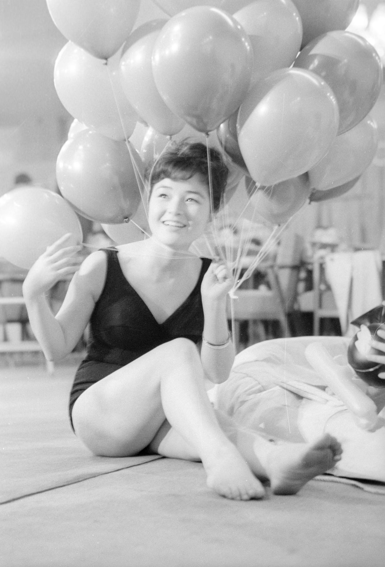 1962年3月23日、暖房入りホールで行われた松竹スター水着撮影会。風船を手にポーズをとる倍賞千恵子