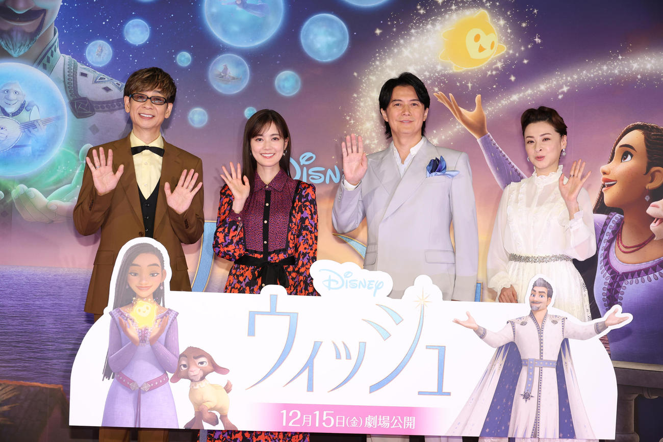 映画「ウィッシュ」の舞台あいさつを行う、左から山寺宏一、生田絵梨花、福山雅治、檀れい（撮影・中島郁夫）