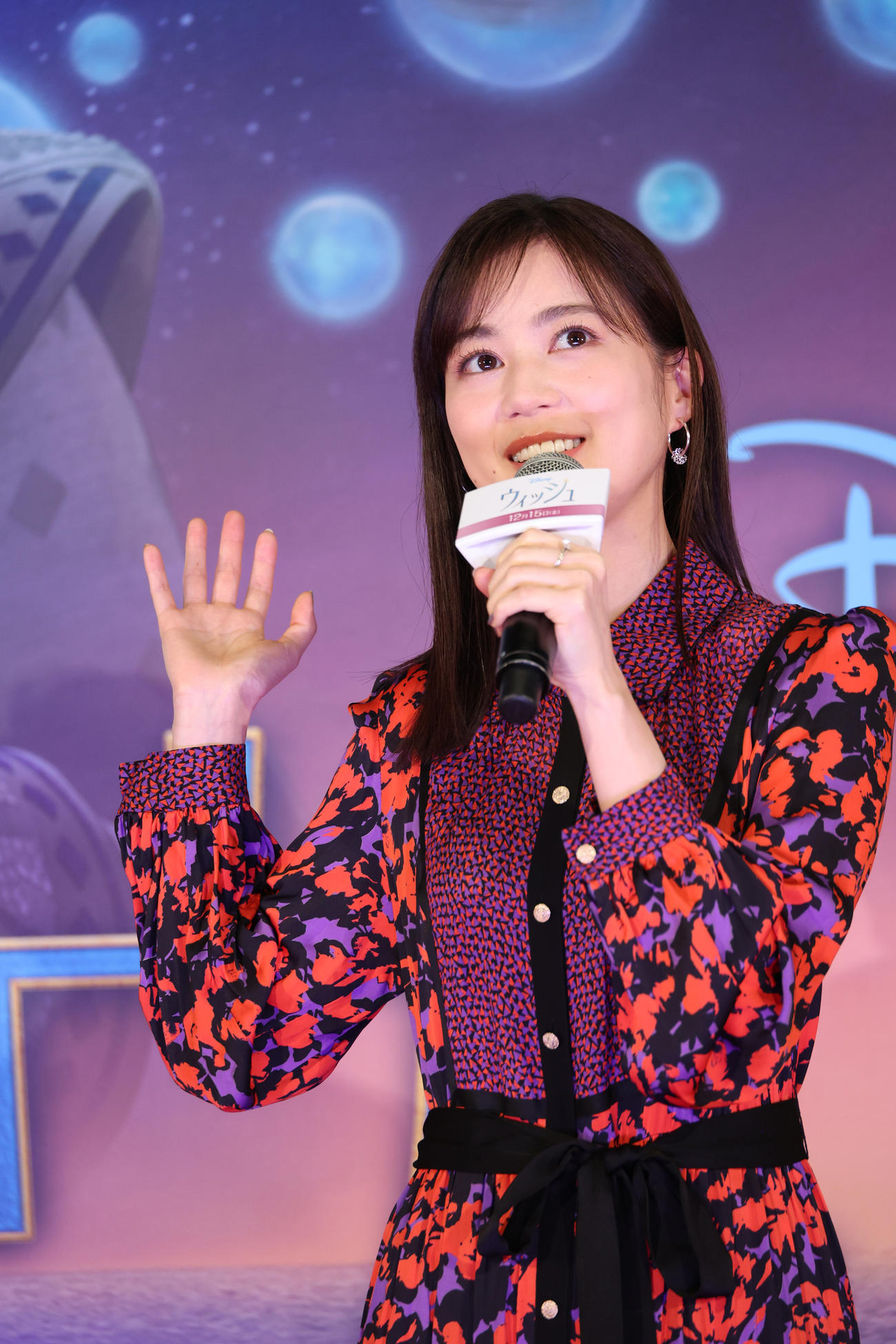 映画「ウィッシュ」の舞台あいさつを行う生田絵梨花（撮影・中島郁夫）