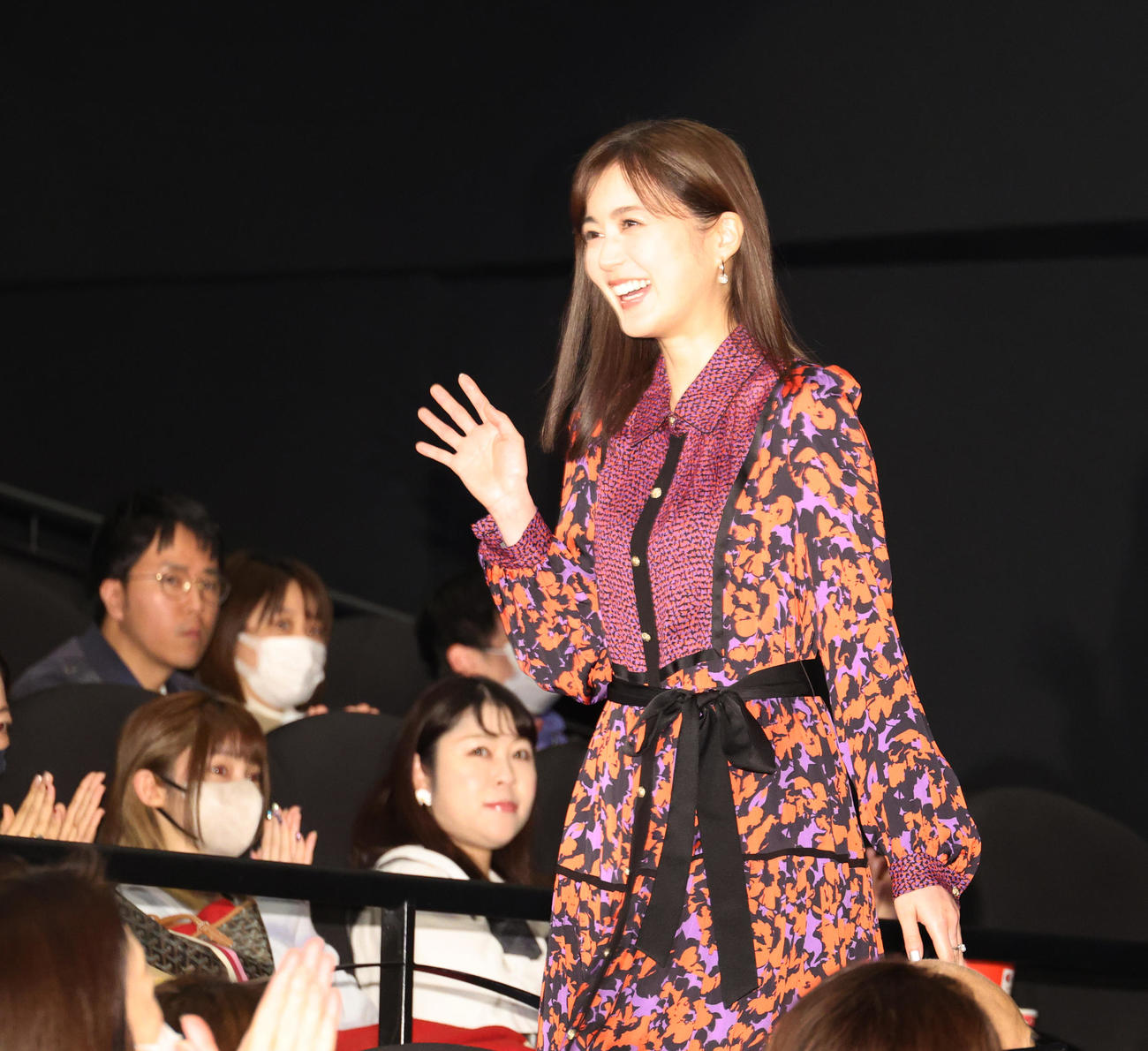 映画「ウィッシュ」の舞台あいさつで入場する生田絵梨花（撮影・中島郁夫）