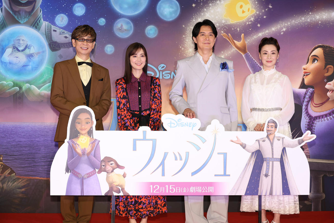 映画「ウィッシュ」の舞台あいさつを行う、左から山寺宏一、生田絵梨花、福山雅治、檀れい（撮影・中島郁夫）