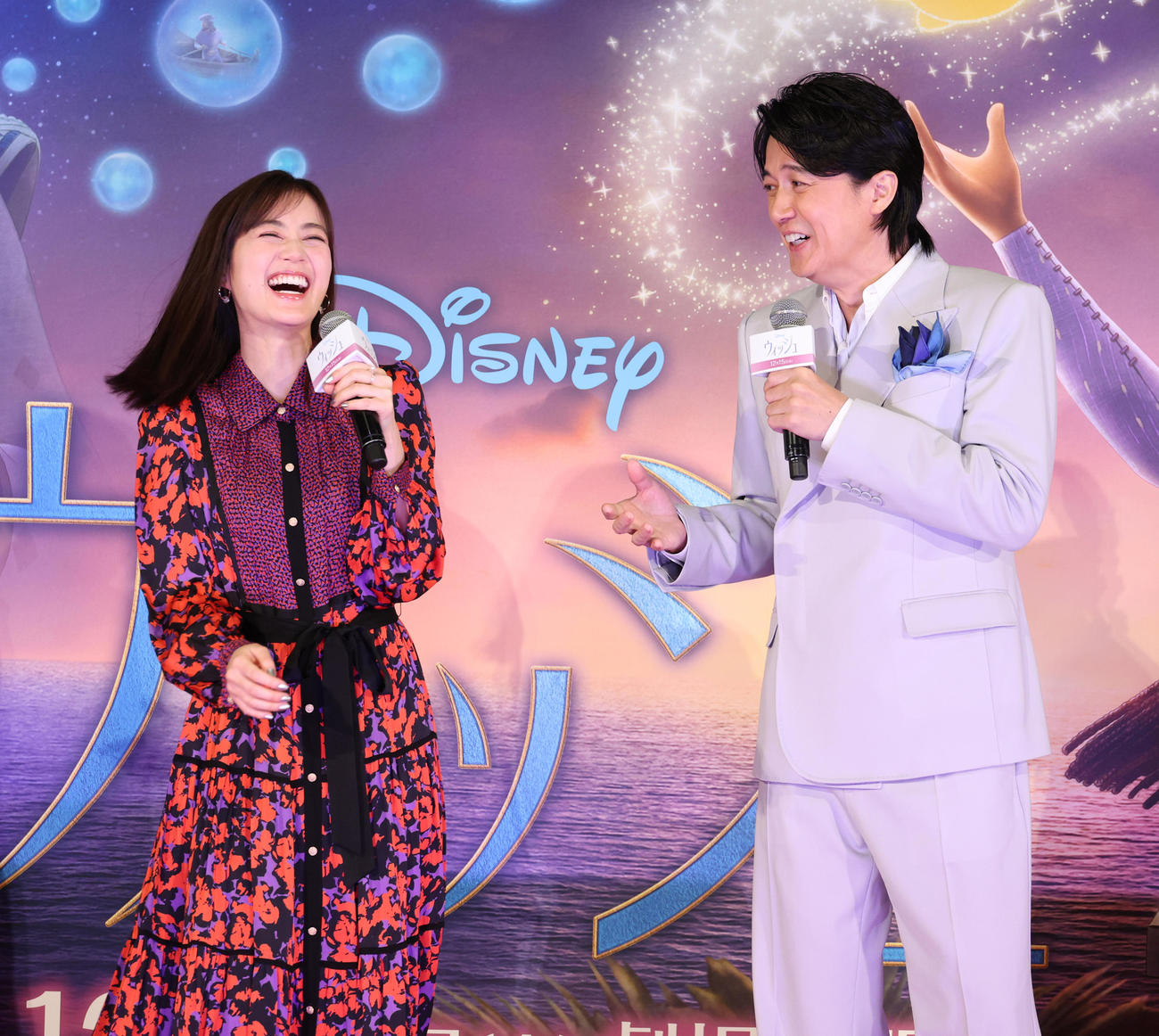 映画「ウィッシュ」の舞台あいさつを行う生田絵梨花（左）と福山雅治（撮影・中島郁夫）