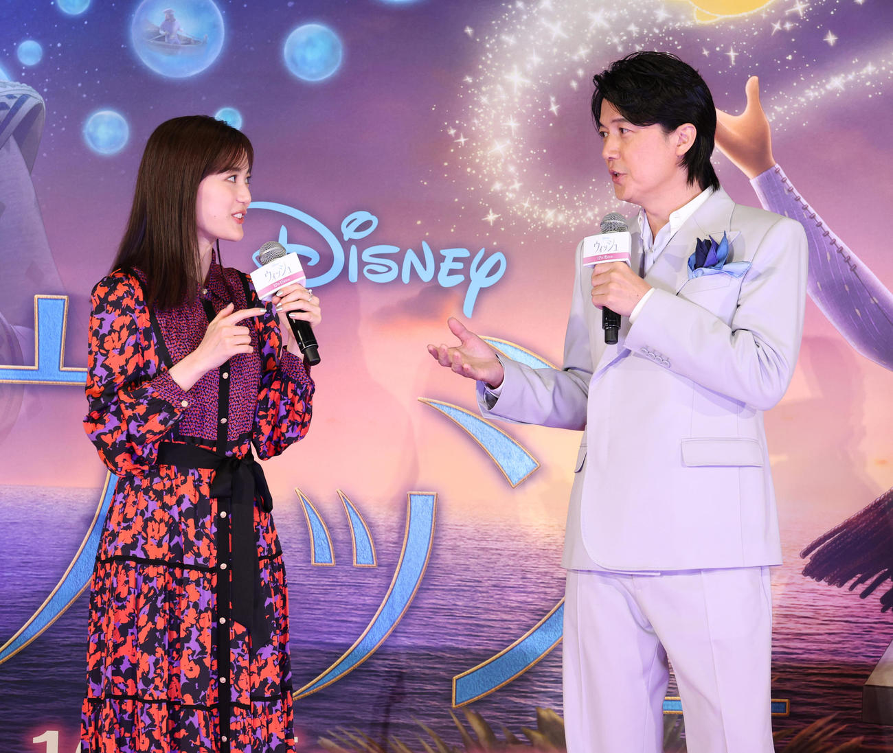 映画「ウィッシュ」の舞台あいさつを行う生田絵梨花（左）と福山雅治（撮影・中島郁夫）