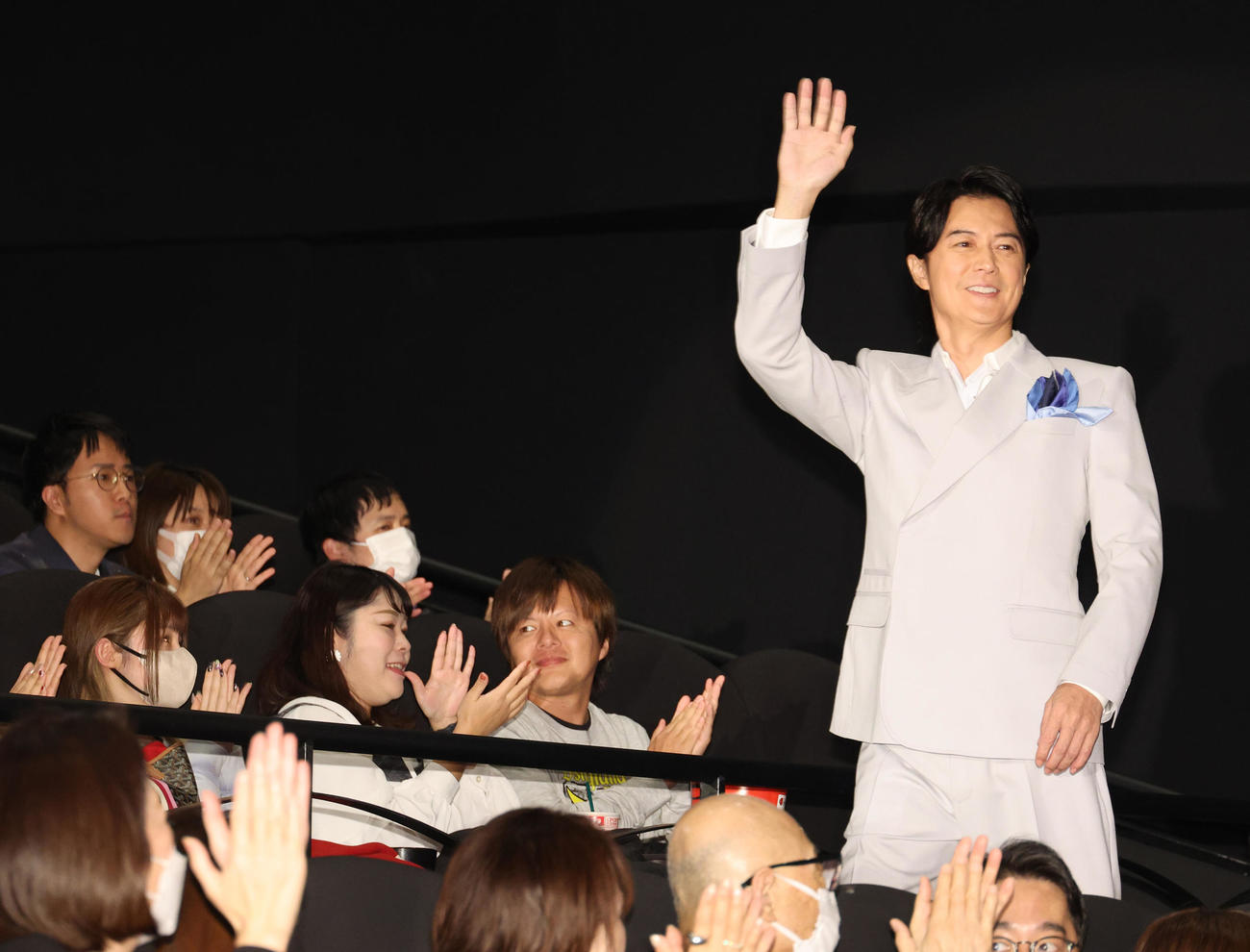 映画「ウィッシュ」の舞台あいさつで手を振り入場する福山雅治（撮影・中島郁夫）