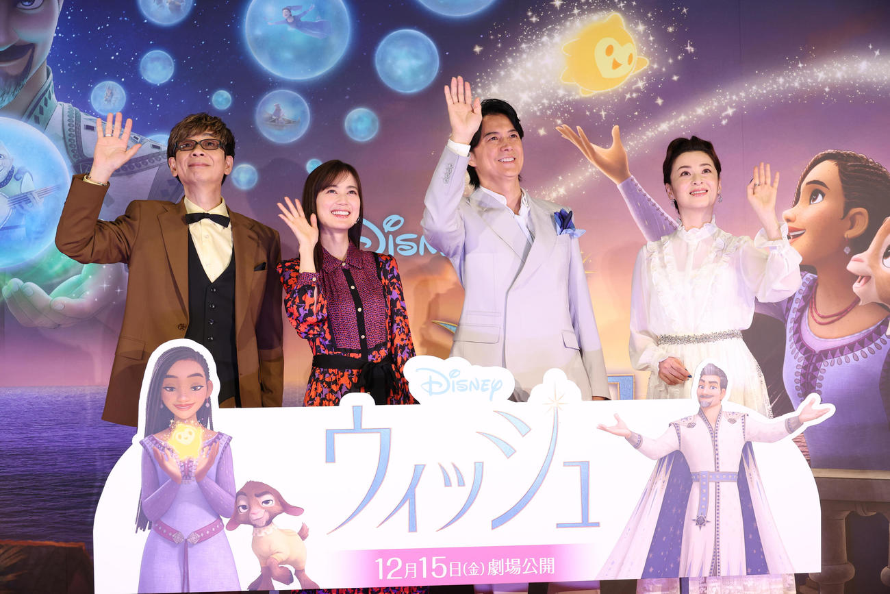 映画「ウィッシュ」の舞台あいさつを行う、左から山寺宏一、生田絵梨花、福山雅治、檀れい（撮影・中島郁夫）