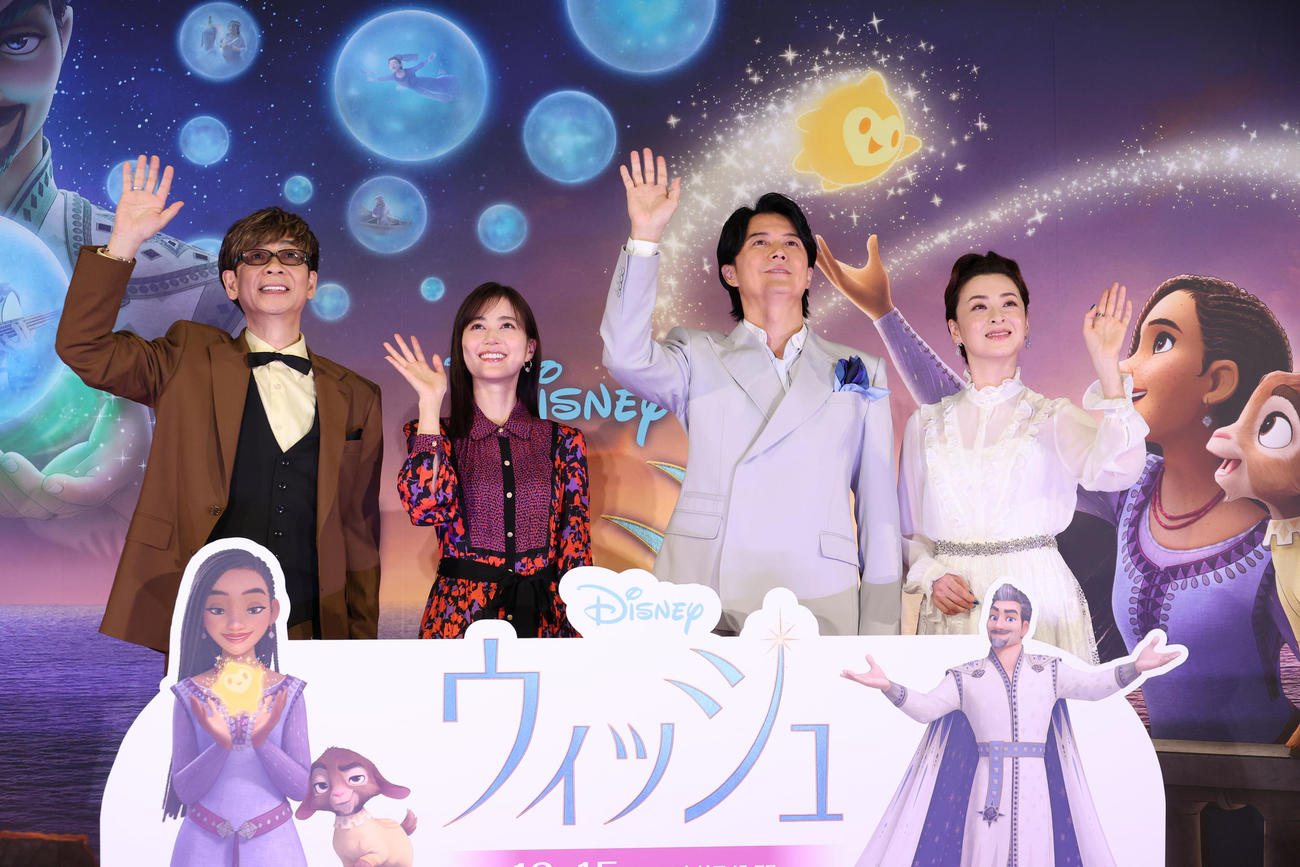 映画「ウィッシュ」の舞台あいさつを行う、左から山寺宏一、生田絵梨花、福山雅治、檀れい（撮影・中島郁夫）