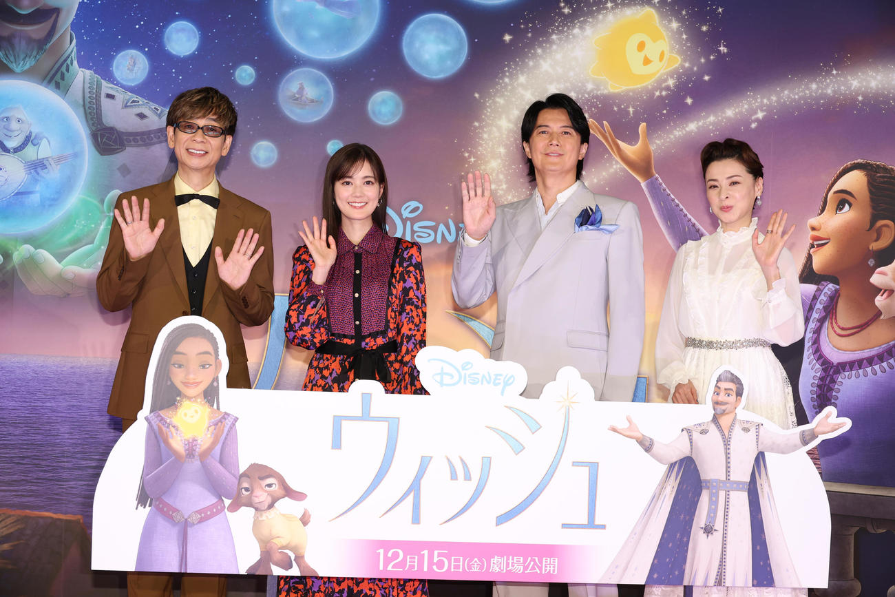 映画「ウィッシュ」の舞台あいさつを行う、左から山寺宏一、生田絵梨花、福山雅治、檀れい（撮影・中島郁夫）