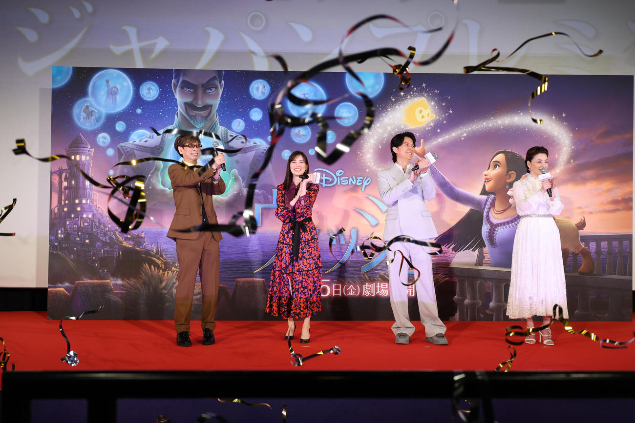 映画「ウィッシュ」の舞台あいさつを行う、左から山寺宏一、生田絵梨花、福山雅治、檀れい（撮影・中島郁夫）