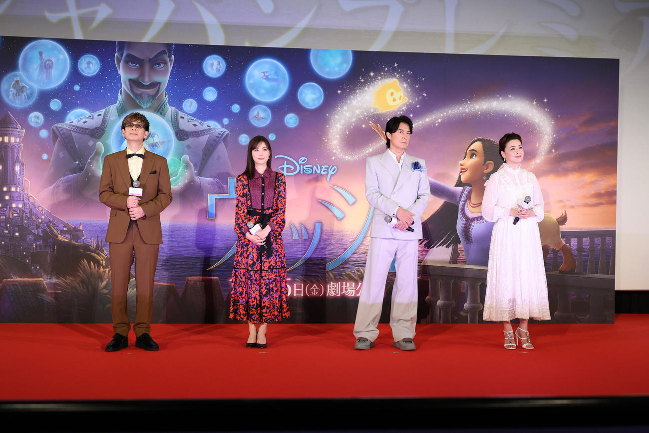 映画「ウィッシュ」の舞台あいさつを行う、左から山寺宏一、生田絵梨花、福山雅治、檀れい（撮影・中島郁夫）
