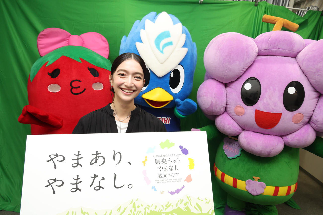 後列左から山梨県中央市とまチュウ、笛吹市フッキー、甲州市ブード君を引き連れ日刊スポーツ新聞社を訪れた高瀬真奈（撮影・中島郁夫）