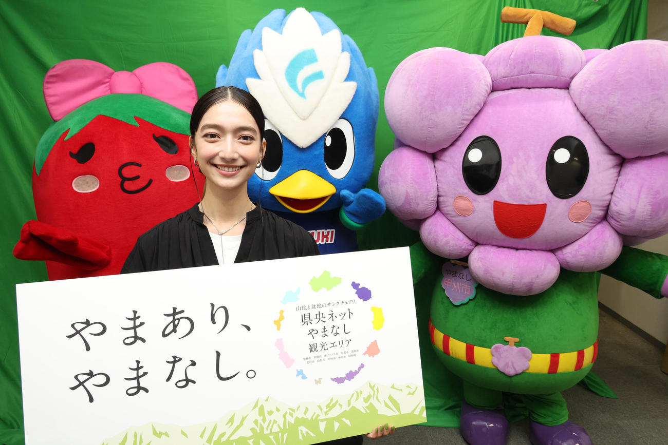 後列左から山梨県中央市とまチュウ、笛吹市フッキー、甲州市ブード君を引き連れ日刊スポーツ新聞社を訪れた高瀬真奈（撮影・中島郁夫）
