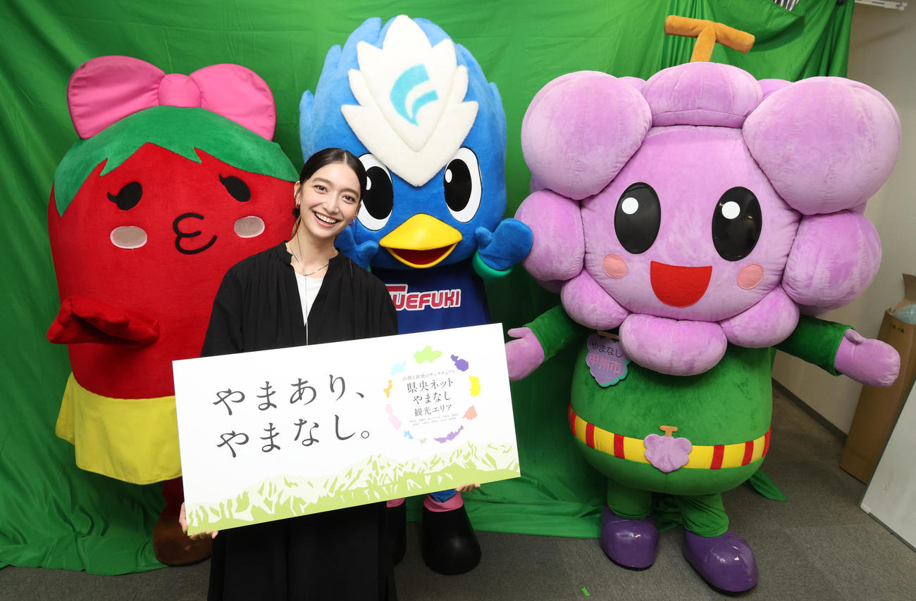 後列左から山梨県中央市とまチュウ、笛吹市フッキー、甲州市ブード君を引き連れ日刊スポーツ新聞社を訪れた高瀬真奈（撮影・中島郁夫）