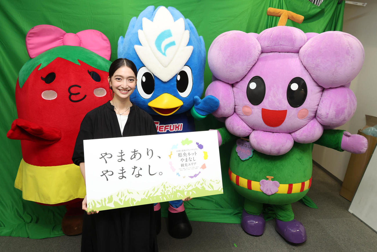 後列左から山梨県中央市とまチュウ、笛吹市フッキー、甲州市ブード君を引き連れ日刊スポーツ新聞社を訪れた高瀬真奈（撮影・中島郁夫）