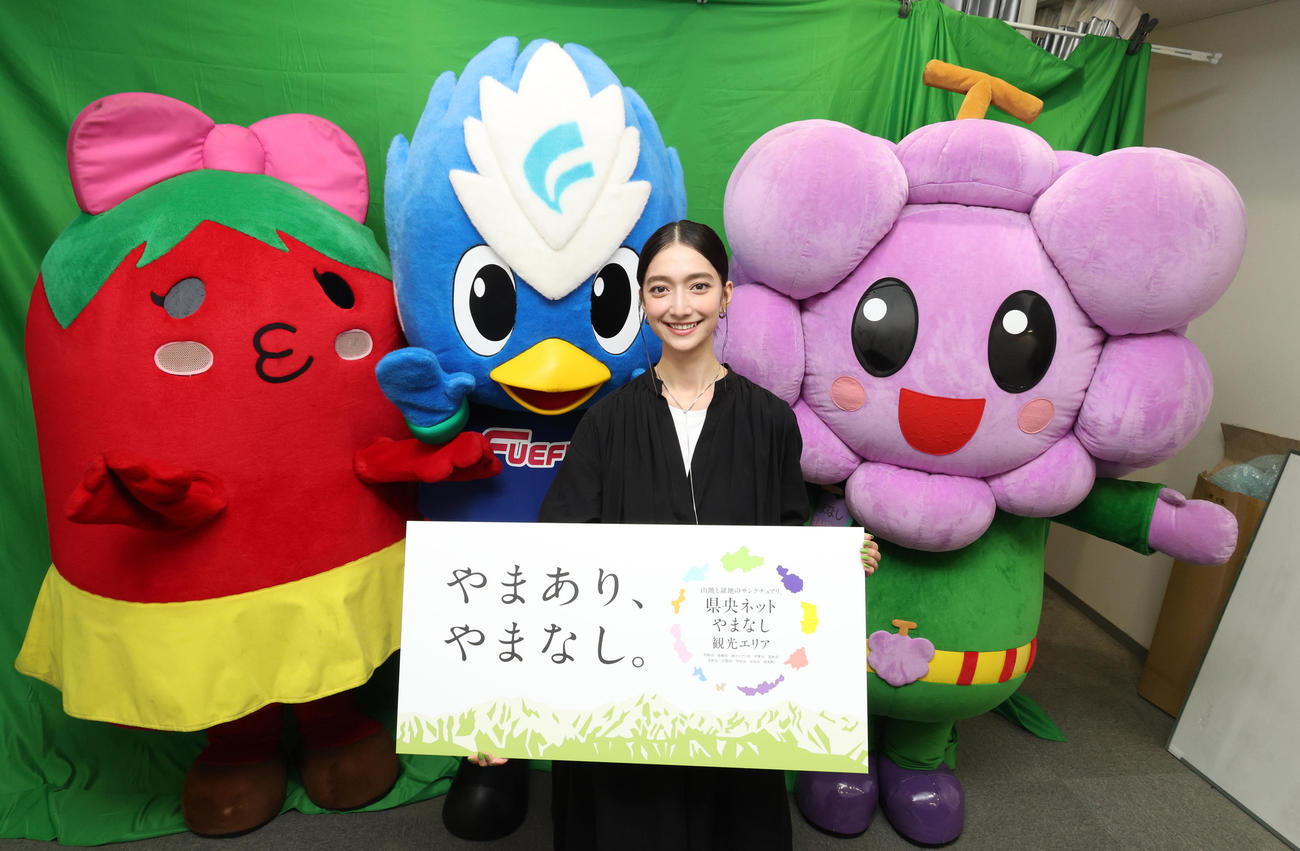 後列左から山梨県中央市とまチュウ、笛吹市フッキー、甲州市ブード君を引き連れ日刊スポーツ新聞社を訪れた高瀬真奈（撮影・中島郁夫）