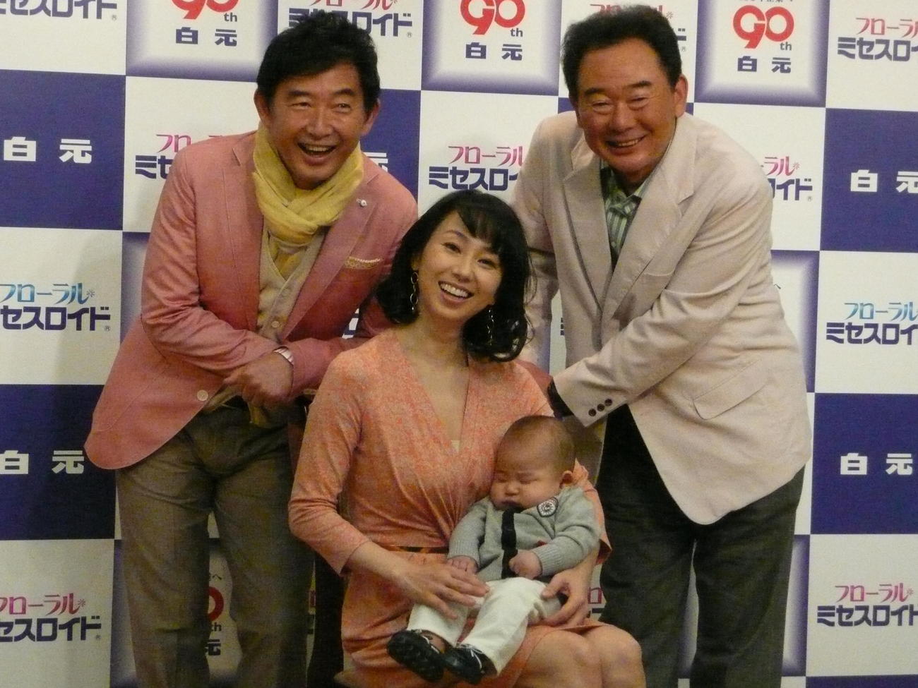 左から石田純一、東尾理子、理汰郎君、東尾修氏（2013年4月撮影）