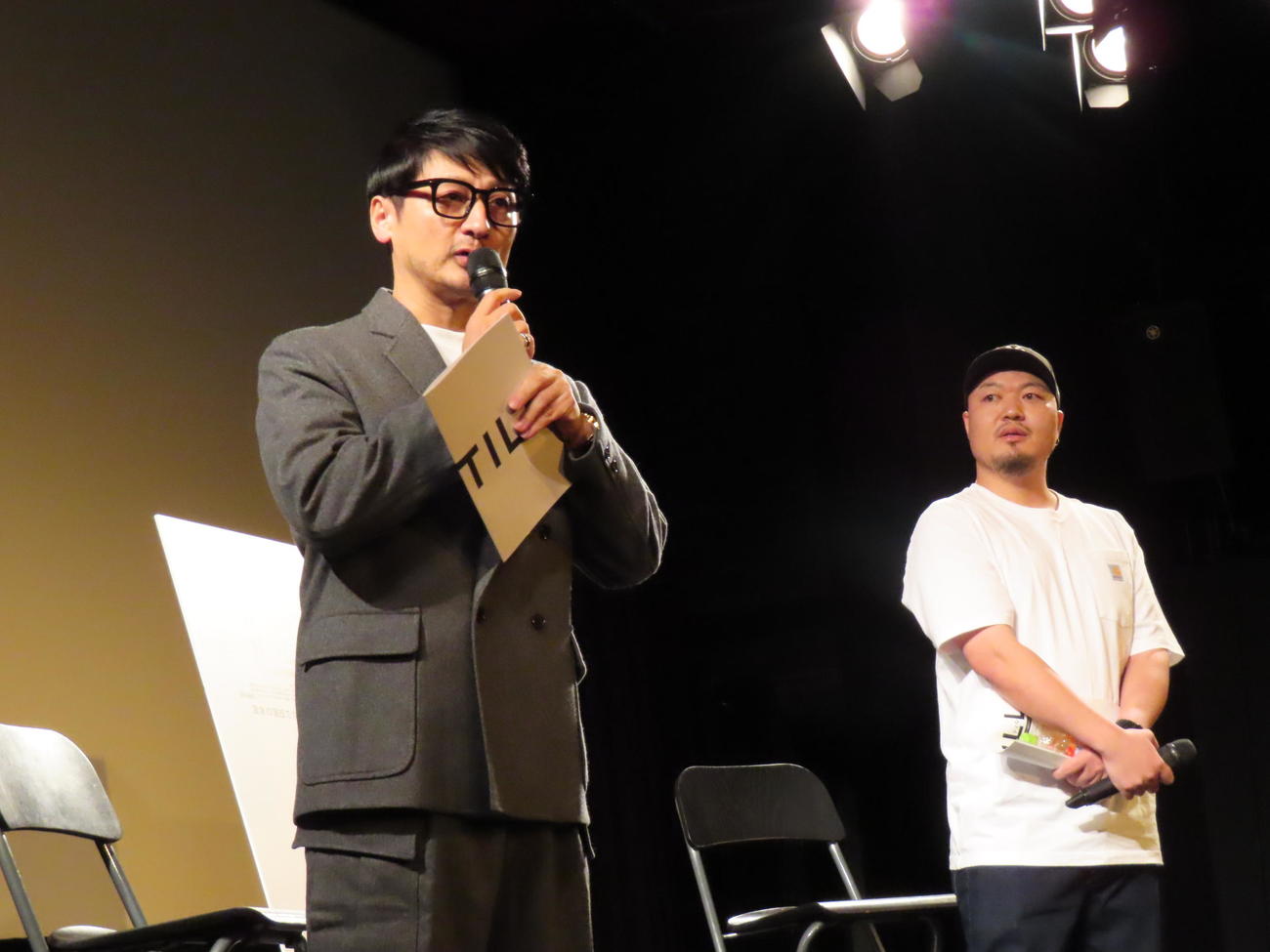 映画「TILL」トークイベントに出席した松尾潔氏（左）とISO氏