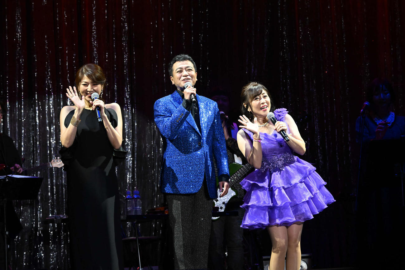 「カラオケまねきねこプレゼンツ　ヒデライブ2023～令和もDAISUKI！～」で集結した、左から飯島直子、中山秀征、松本明子の「DAISUKI！」トリオ