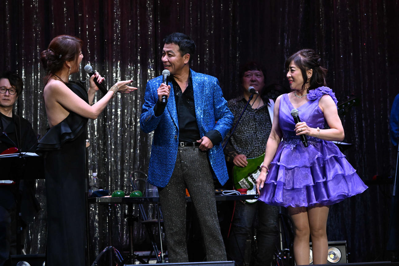 「カラオケまねきねこプレゼンツ　ヒデライブ2023～令和もDAISUKI！～」で集結した左から飯島直子、中山秀征、松本明子の「DAISUKI！」トリオ