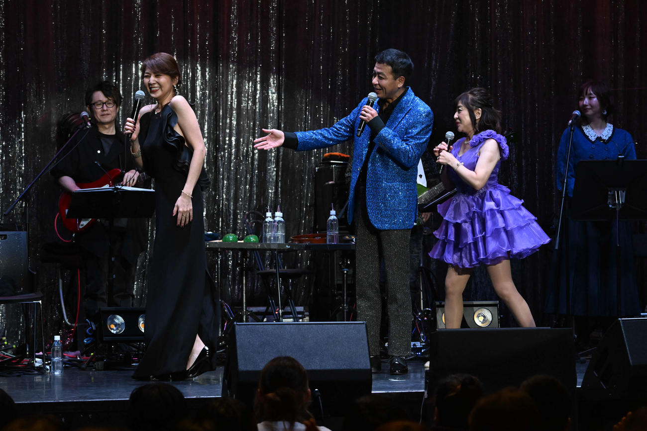 「カラオケまねきねこプレゼンツ　ヒデライブ2023～令和もDAISUKI！～」で集結した左から飯島直子、中山秀征、松本明子の「DAISUKI！」トリオ