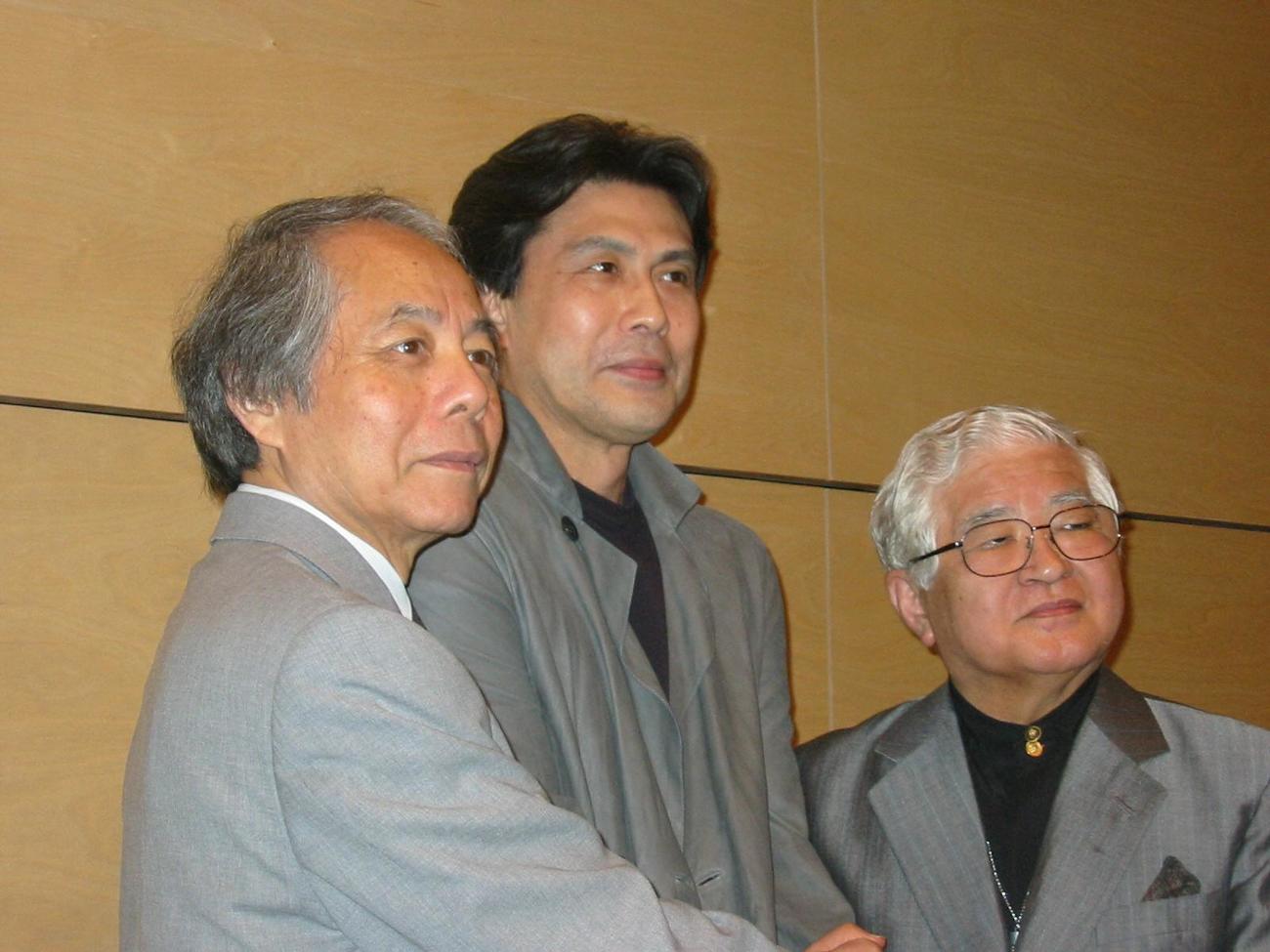 2003年6月28日、ドラマ「それからの日々」会見で左から山田太一氏、松本幸四郎、深町幸男氏