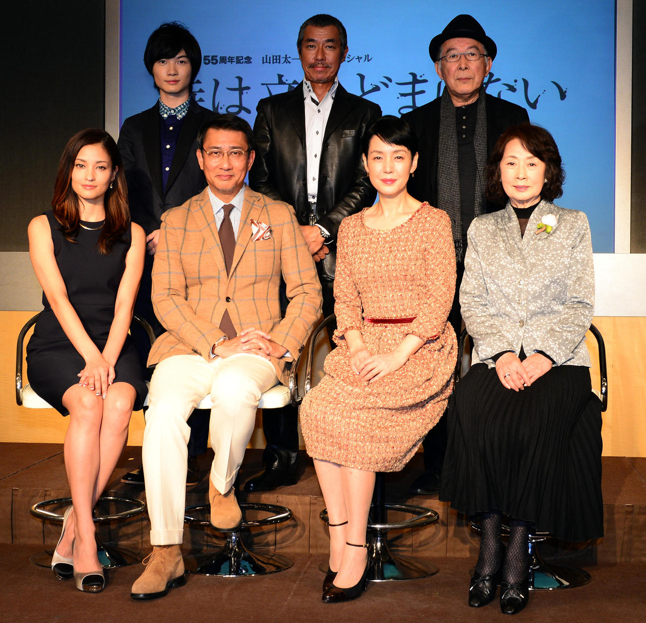 テレビ朝日ドラマ「時は立ちどまらない」の制作発表会見で記念撮影に納まる前列左から黒木メイサ、中井貴一、樋口可南子、吉行和子、後列左から神木隆之介、柳葉敏郎、脚本家の山田太一、橋爪功（2014年2月12日撮影）