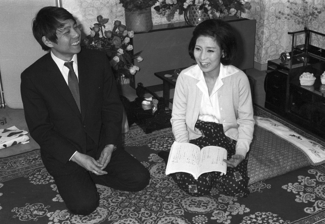 脚本家の山田太一氏。右は舞台でのヒロイン波乃久里子（1973年撮影）