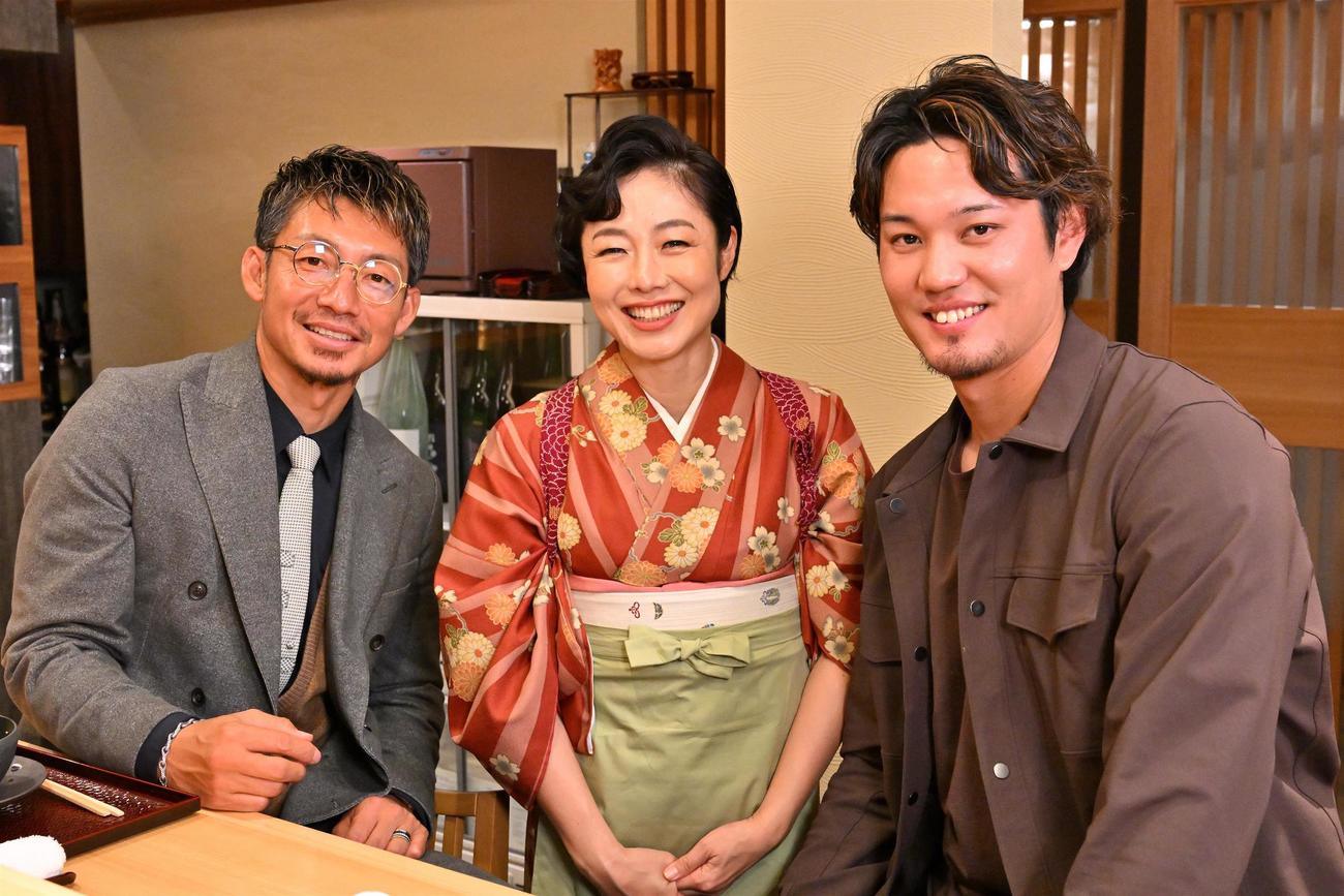 冠特番「おしゃべり小料理ゆみこ」で鳥谷敬氏（左端）藤浪晋太郎（右端）を招いてトークした有働由美子アナ（C）MBSテレビ