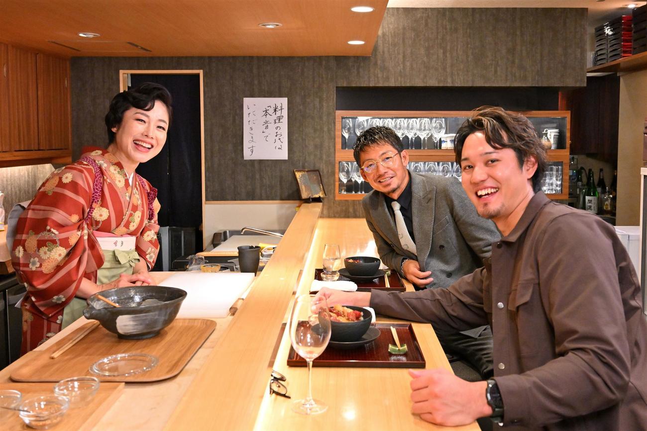 冠特番「おしゃべり小料理ゆみこ」で鳥谷敬氏（右側奥）藤浪晋太郎（同手前）を招いてトークした有働由美子アナ（C）MBSテレビ