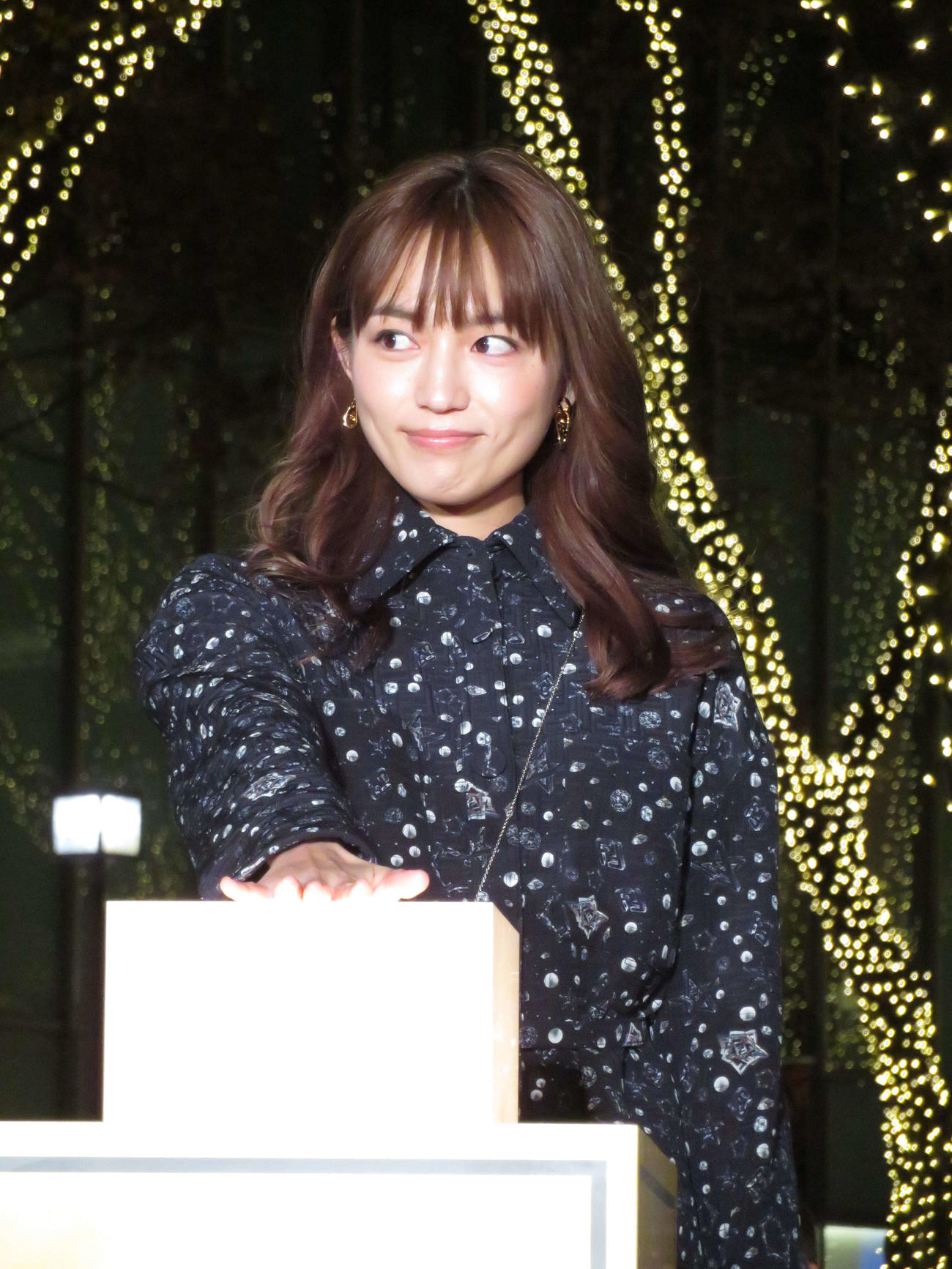 「表参道　フェンディイルミネーション　2023」点灯式に出席し、点灯ボタンを押す川口春奈
