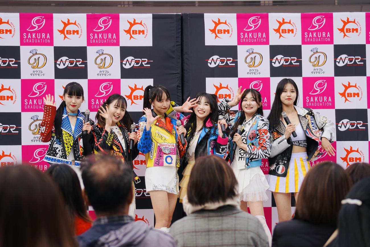 ミニライブを行った6人組女性グループ、SAKURA GRADUATION