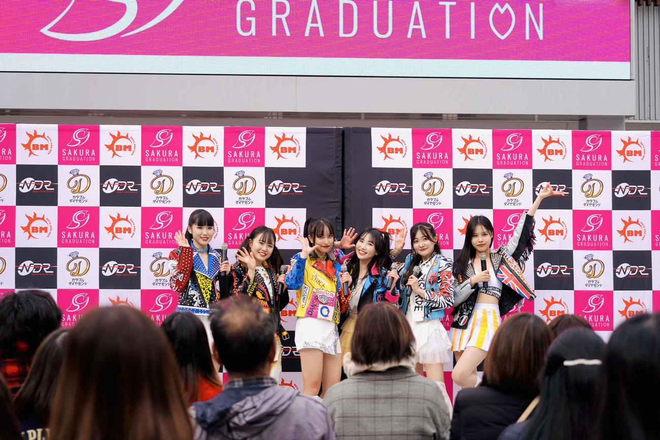 ミニライブを行った6人組女性グループ、SAKURA GRADUATION
