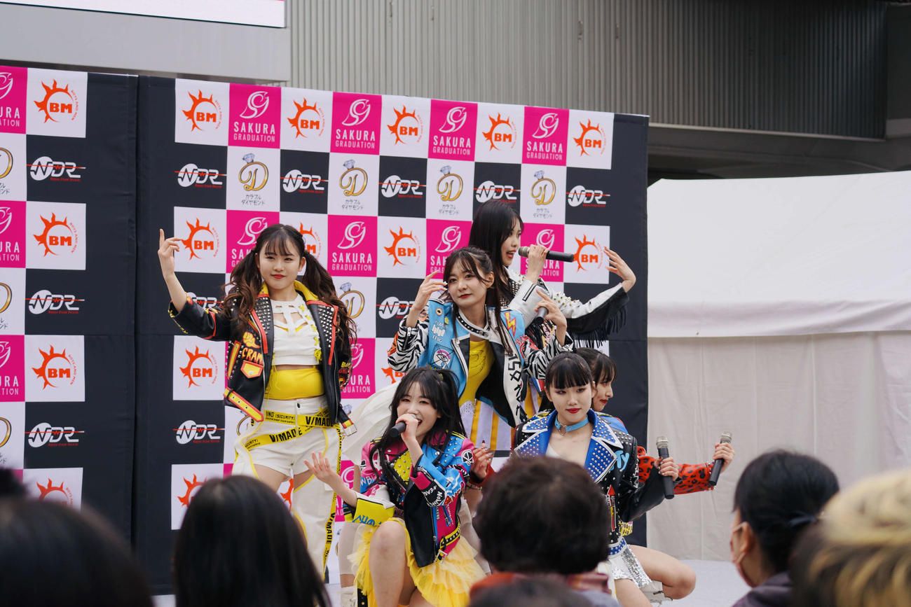 ミニライブを行った6人組女性グループ、SAKURA GRADUATION
