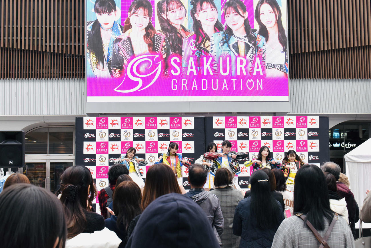 ミニライブを行った6人組女性グループ、SAKURA GRADUATION
