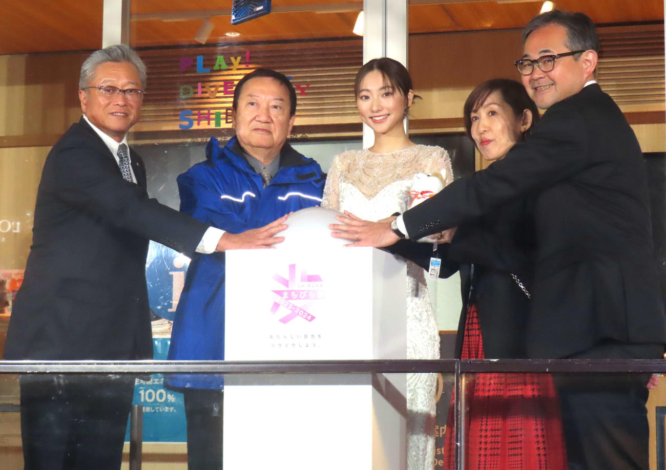 「SHIBUYA WINTER ILLUMINATION 2023－2024 COLLECTIONS」に出席した、左から東急株式会社高橋俊之氏、渋谷道玄坂商店街振興組合の大西賢治理事長、武田玲奈、渋谷区産業観光文化部宮本安芸子氏、渋谷駅前エリアマネジメント坂井洋一郎氏