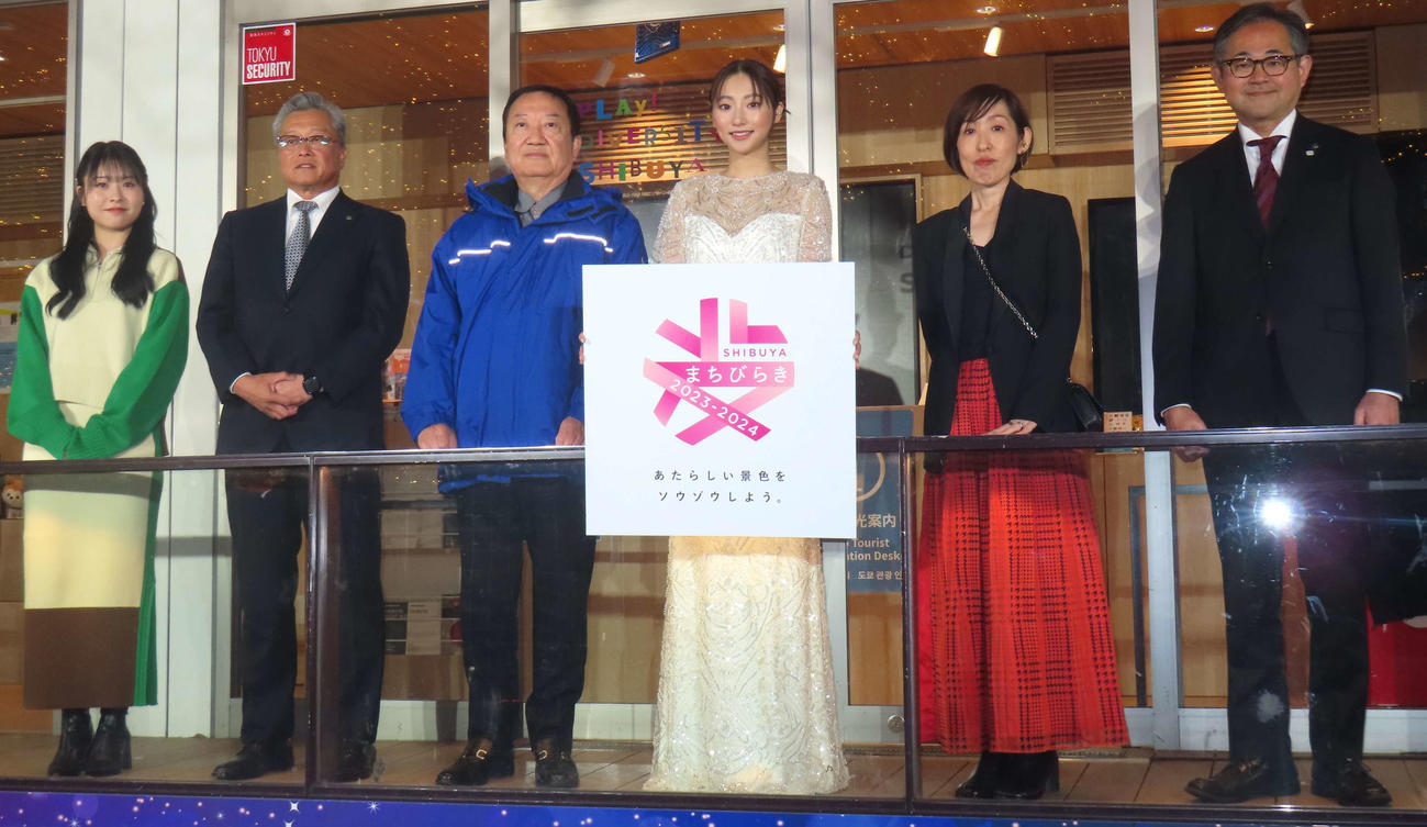 「SHIBUYA WINTER ILLUMINATION 2023－2024 COLLECTIONS」に出席した、左から中西智代梨、東急株式会社高橋俊之氏、渋谷道玄坂商店街振興組合の大西賢治理事長、武田玲奈、渋谷区産業観光文化部宮本安芸子氏、渋谷駅前エリアマネジメント坂井洋一郎氏