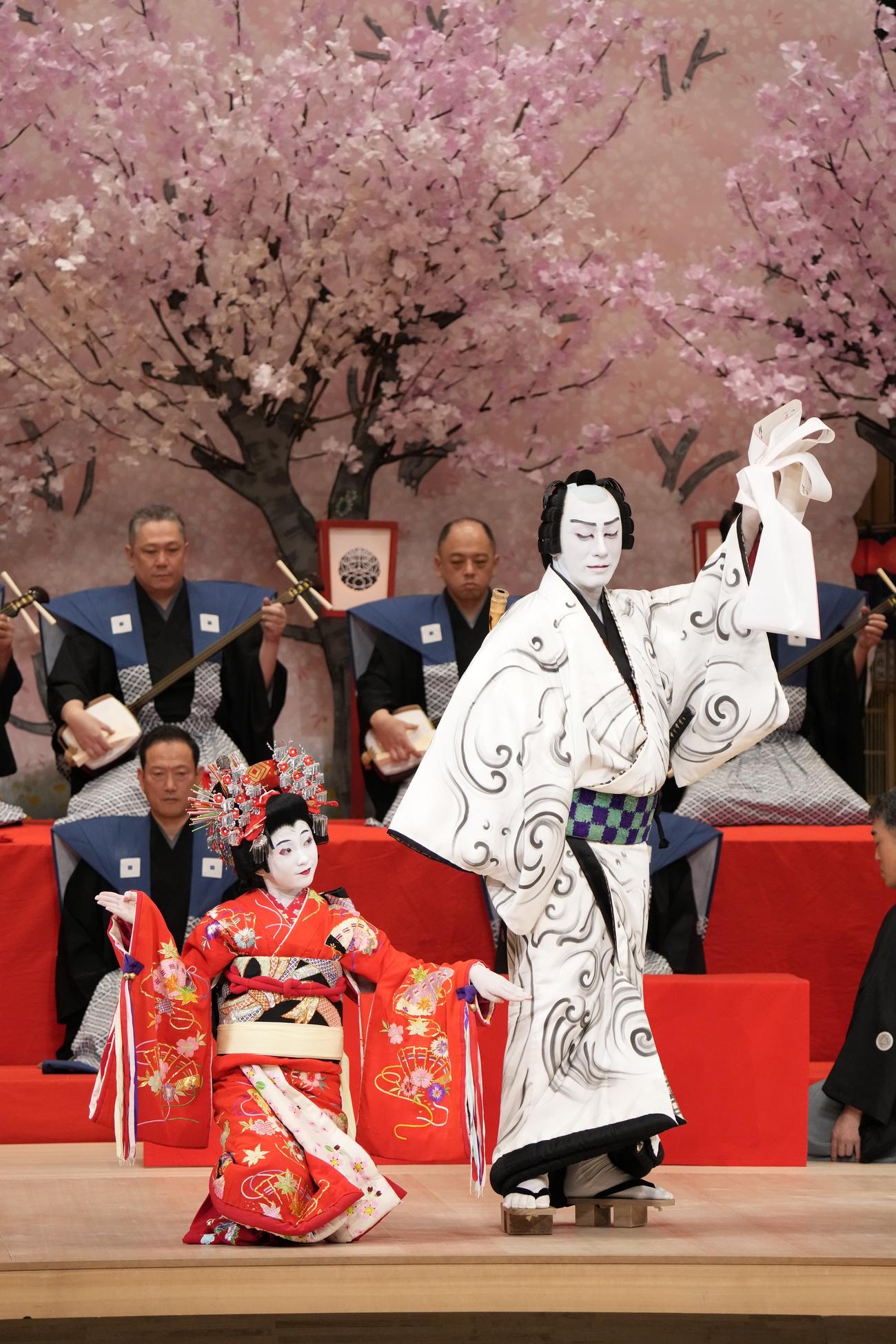 「男伊達花廓」の市川ぼたん（左）市川團十郎