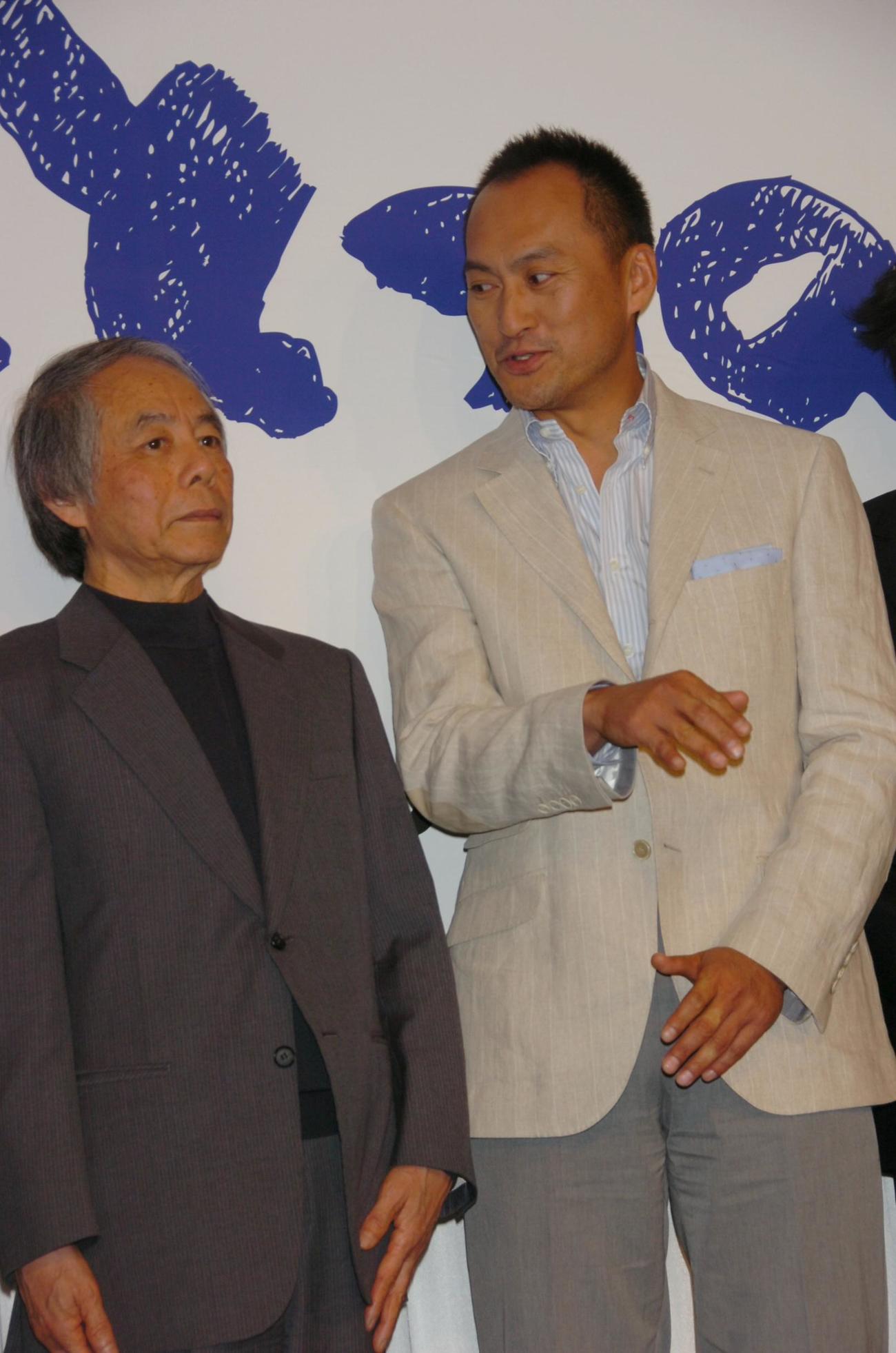 映画「星ひとつの夜」制作発表会　制作発表後、話しがはずむ3年ぶり共演の渡辺謙(右)と山田太一さん（脚本家）（2007年撮影）　
