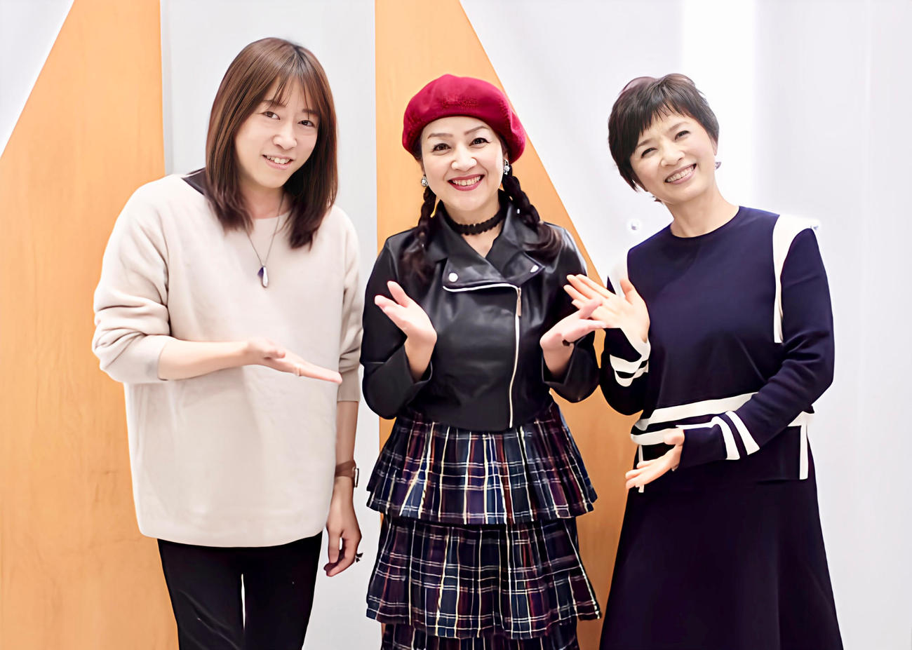 FM YOKOHAMA「ハートフルラジオ　虫の知らせ」にゲスト出演した荒木由美子（中）。左は並木良和、右は榊原郁恵