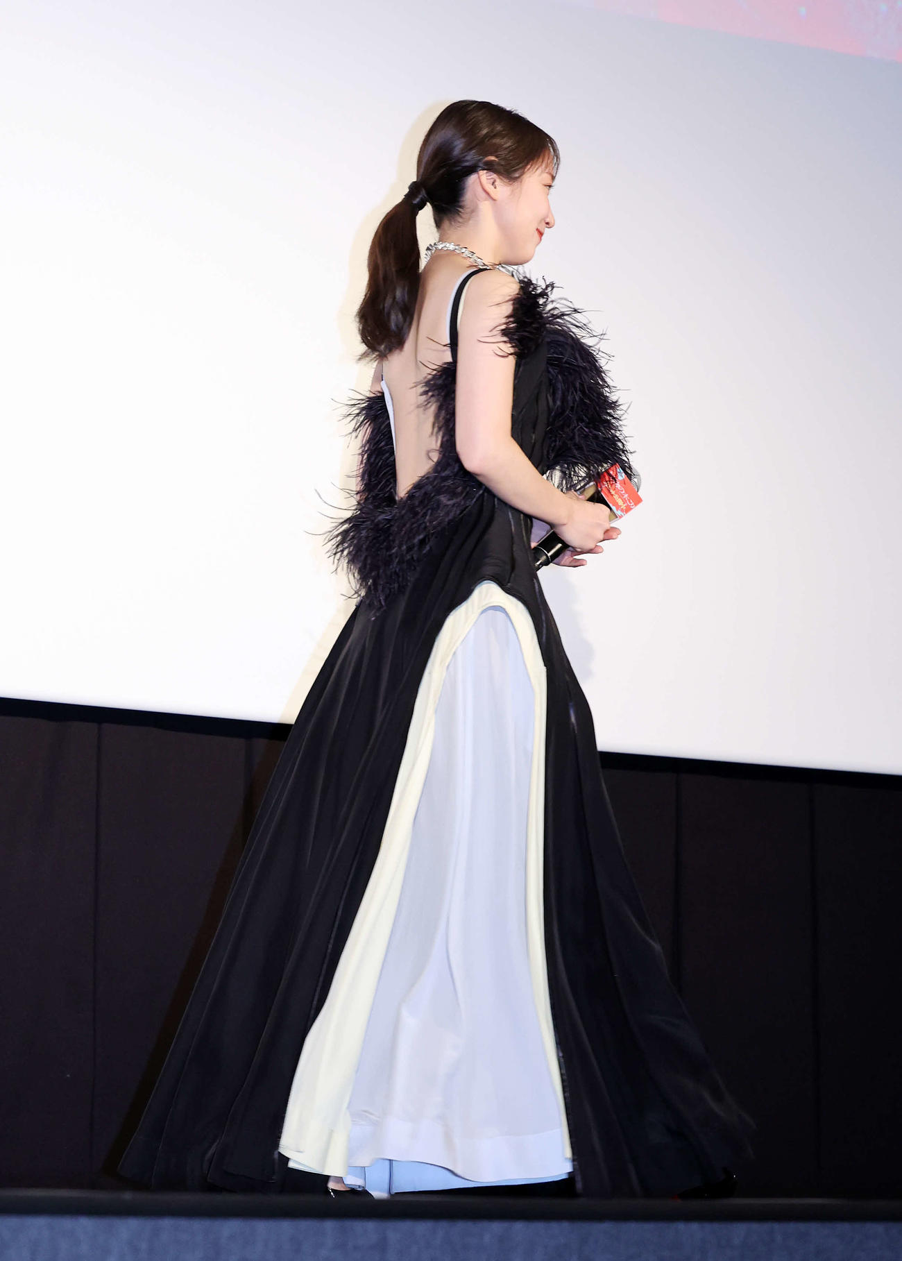 公開記念舞台あいさつを終え引き揚げる吉岡里帆（撮影・鈴木正人）
