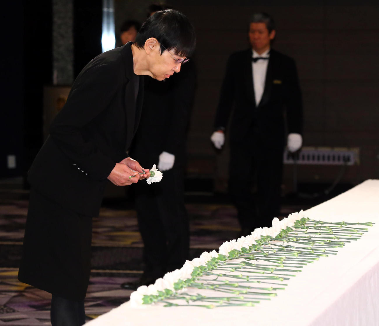 2018年1月25日 野村沙知代さんのお別れの会で、献花する和田アキ子