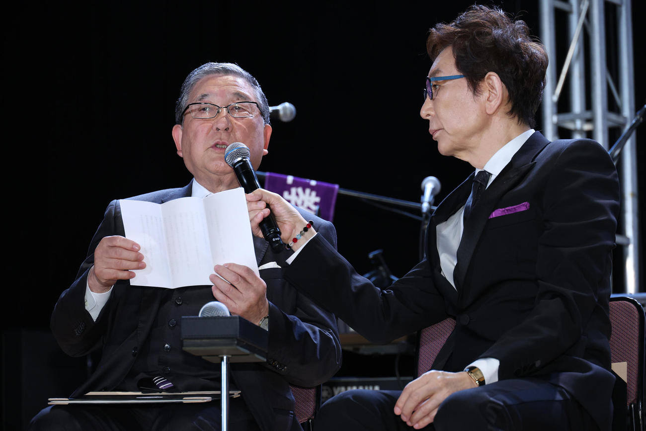 「THE WILLIAMS DAY」で長嶋茂雄巨人終身名誉監督からのメッセージを代読する徳光和夫アナウンサー。右は古舘伊知郎アナウンサー（撮影・中島郁夫）