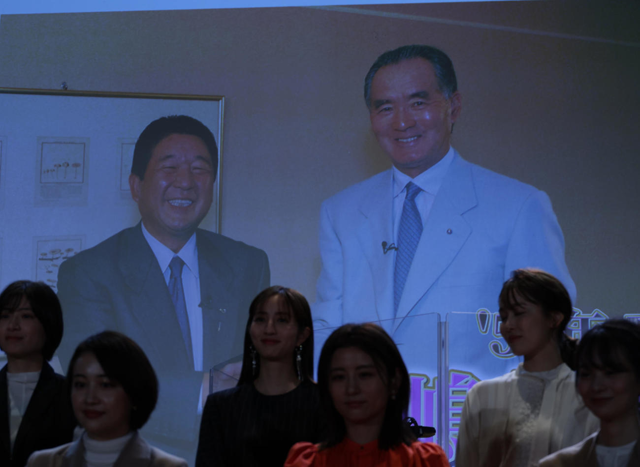「THE WILLIAMS DAY」の会場で映し出された長嶋茂雄巨人終身名誉監督（右）と徳光和夫アナウンサーの写真（撮影・中島郁夫）