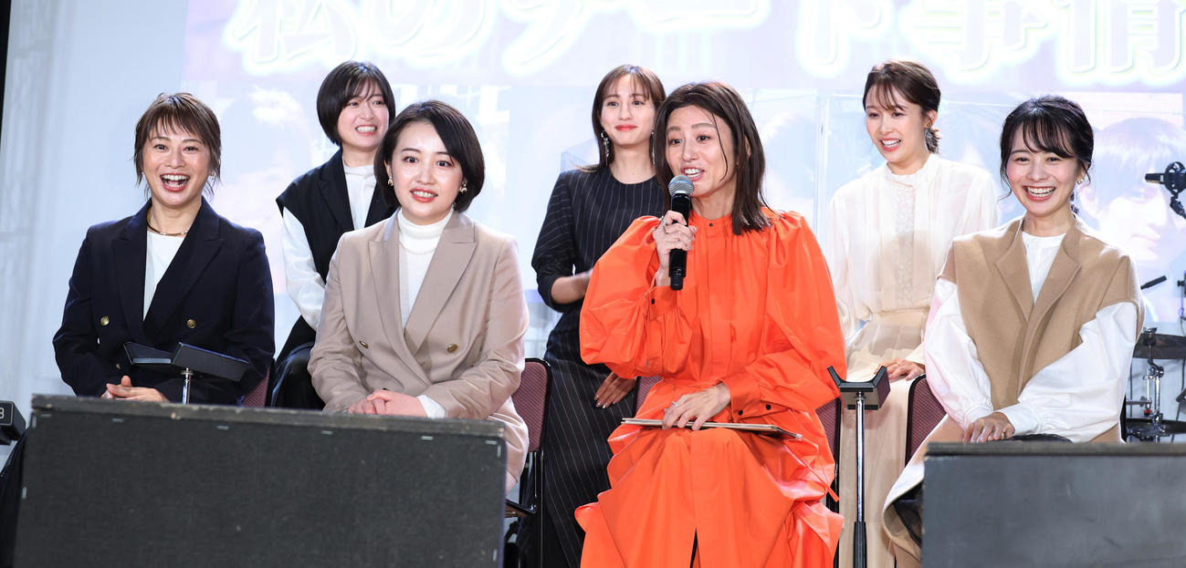 「THE WILLIAMS DAY」に参加した、前列左から久保田直子アナウンサー、相内優香アナウンサー、宇賀なつみアナウンサー、高見侑里アナウンサー、後列左から南沢奈央、堀田茜、良原安美アナウンサー（撮影・中島郁夫）