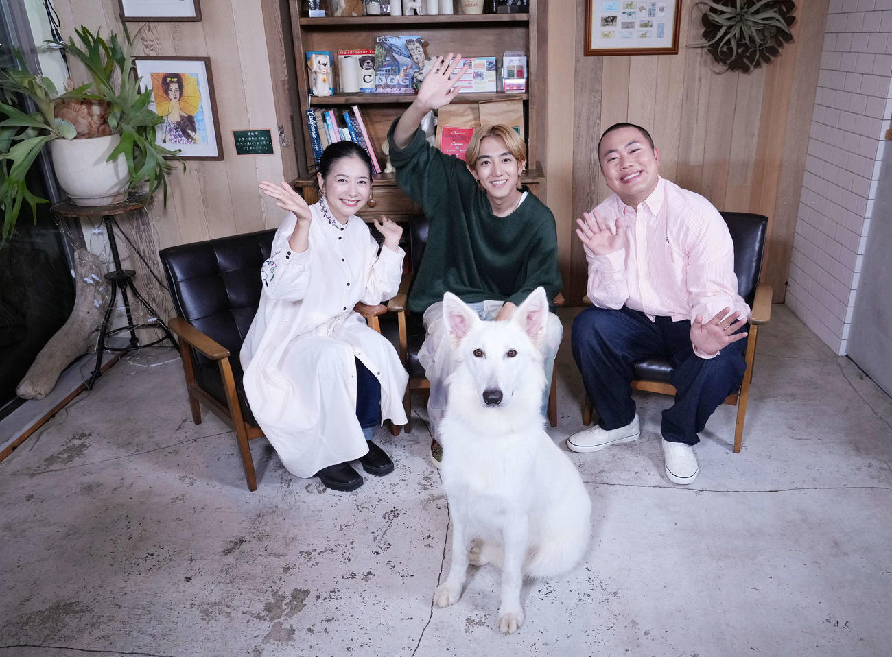 テレビ番組「いぬじかん」の収録後、スピカ（手前）と記念写真に納まる、左から関根麻里、駒木根葵汰、ハナコの岡部大（撮影・菅敏）