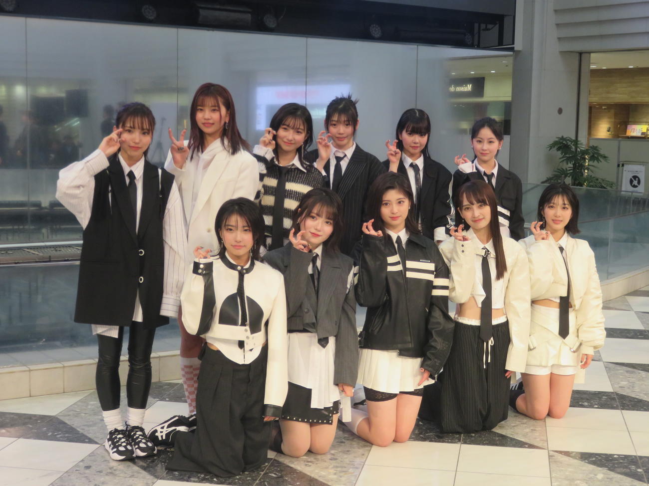 デビュー曲「眼差しSniper」を客前で初披露するWHITE SCORPIONのメンバーたち。前列左からNAVI、ACE、HANNA、ALLY、AOI、後列左からACO、NICO、CHOCO、MOMO、NATSU、COCO