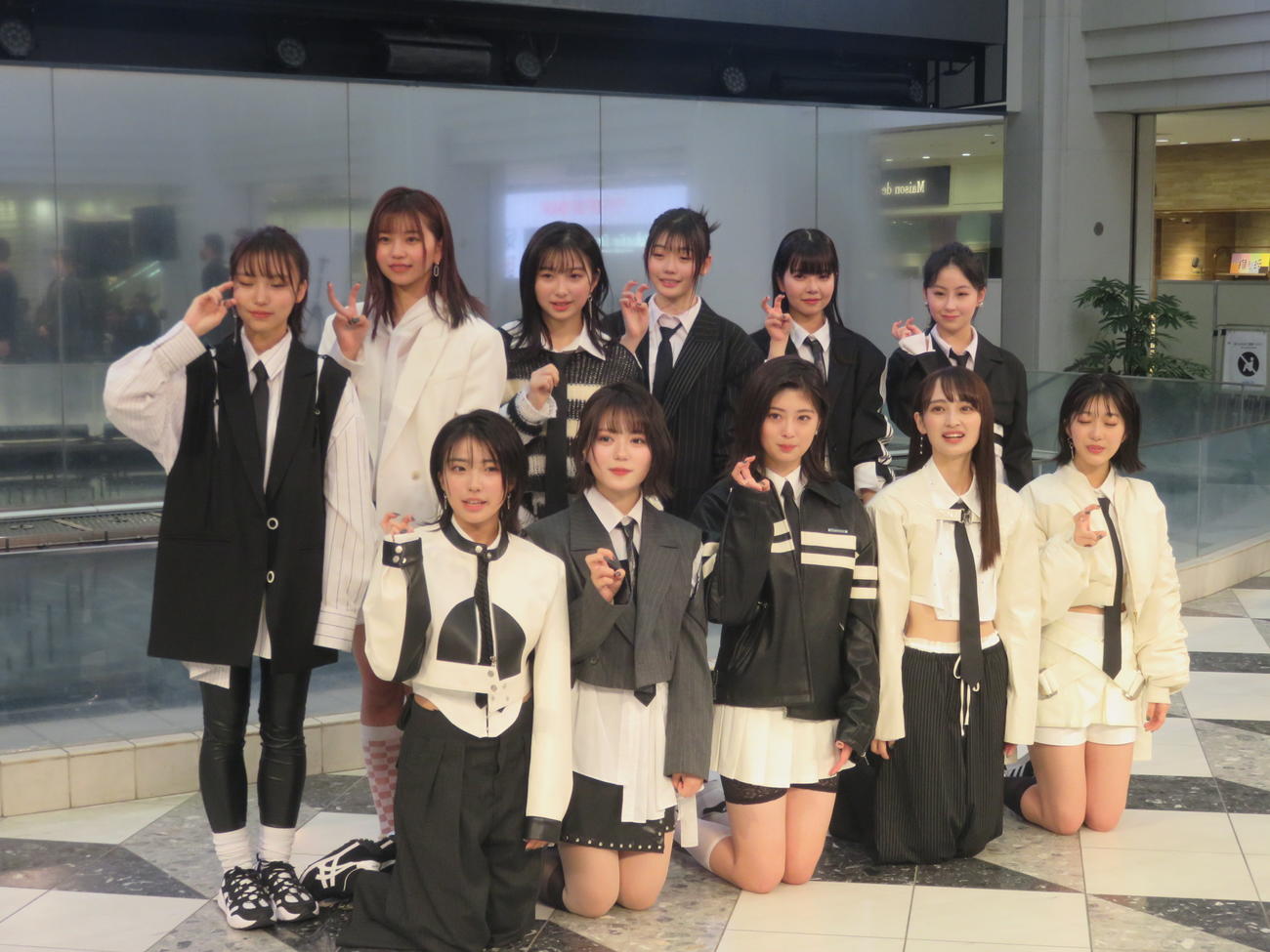 デビュー曲「眼差しSniper」を客前で初披露するWHITE SCORPIONのメンバーたち。前列左からNAVI、ACE、HANNA、ALLY、AOI、後列左からACO、NICO、CHOCO、MOMO、NATSU、COCO