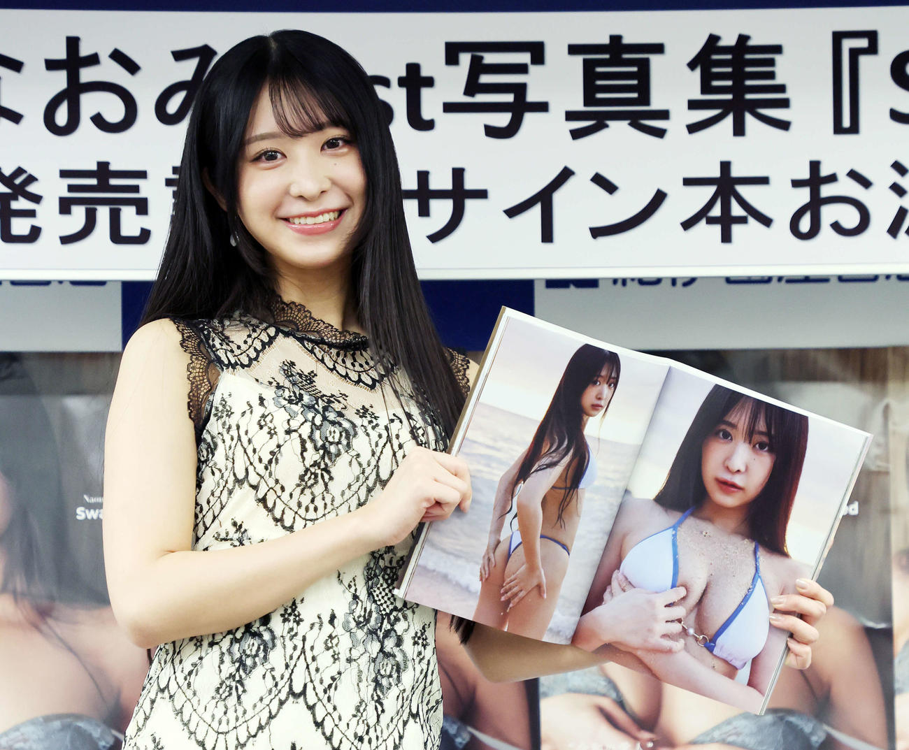 1st写真集「Swamped」のお気に入り写真を見せる真島なおみ（撮影・鈴木正人）