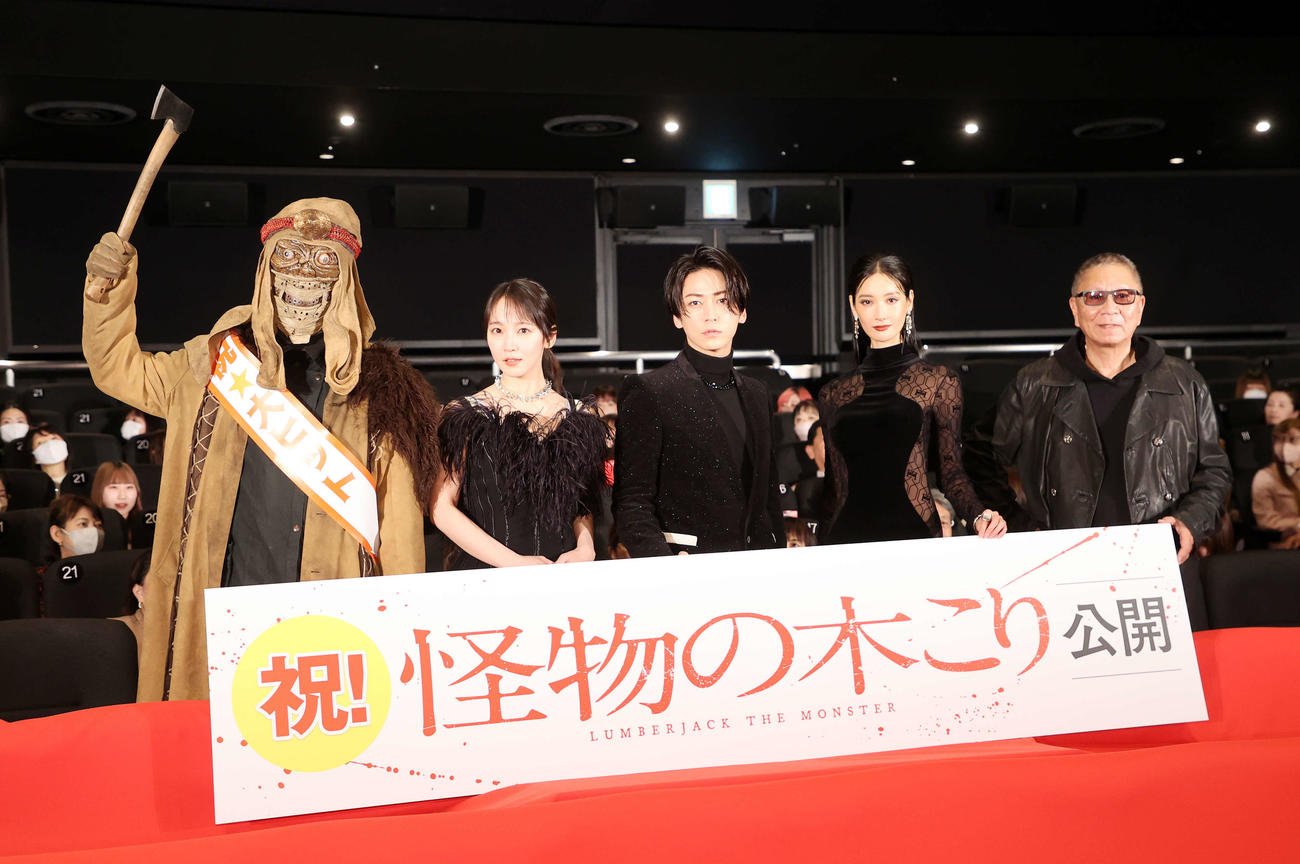 写真に納まる、左から木こり、吉岡里帆、亀梨和也、菜々緒、三池崇史監督（撮影・鈴木正人）