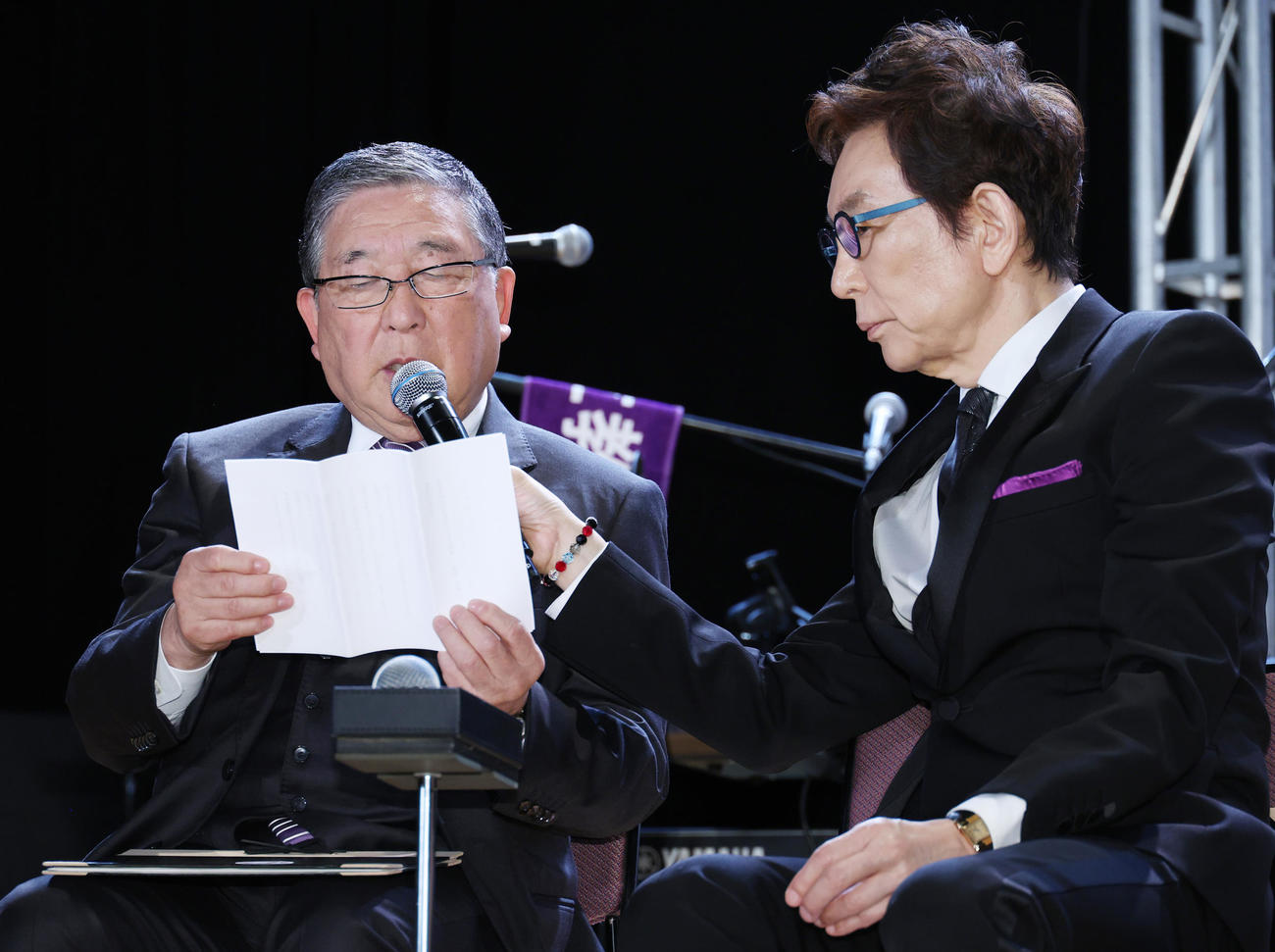 「THE WILLIAMS DAY」で長嶋茂雄巨人終身名誉監督からのメッセージを代読する徳光和夫アナウンサー。右は古舘伊知郎アナウンサー（撮影・中島郁夫）